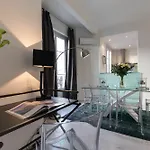 Centrally Located Modern 2 Bed In With Aircon And High Ceilings And Modern Design 696 Appartamento