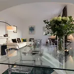 Appartamento Centrally Located Modern 2 Bed In With Aircon And High Ceilings And Modern Design 696 *