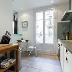 Centrally Located Modern 2 Bed In With Aircon And High Ceilings And Modern Design 696 *