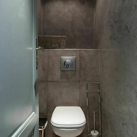 Centrally Located Modern 2 Bed In With Aircon And High Ceilings And Modern Design 696 Appartamento