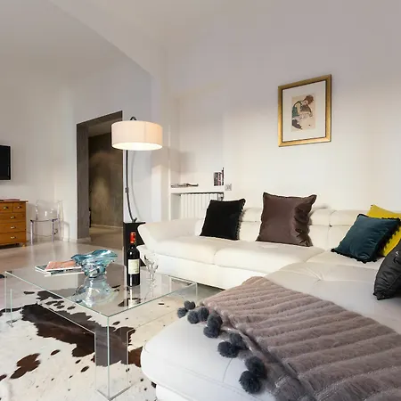 Centrally Located Modern 2 Bed In With Aircon And High Ceilings And Modern Design 696 *