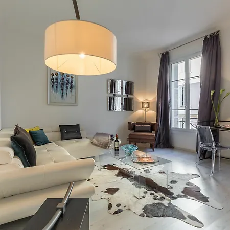 Centrally Located Modern 2 Bed In With Aircon And High Ceilings And Modern Design 696 Cannes
