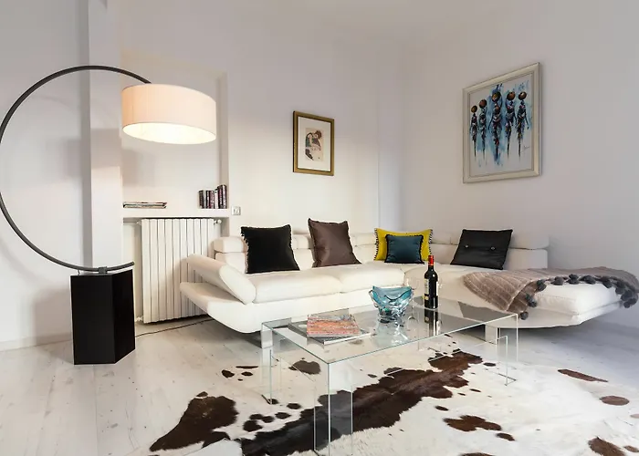 Centrally Located Modern 2 Bed In With Aircon And High Ceilings And Modern Design 696 * كان