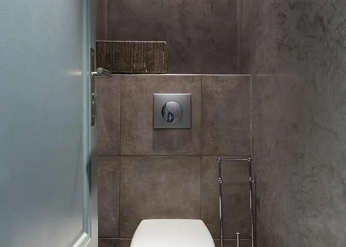 Centrally Located Modern 2 Bed In With Aircon And High Ceilings And Modern Design 696 شقة