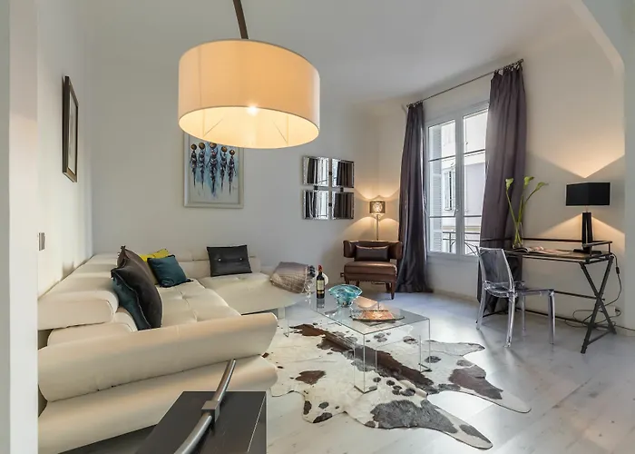 Centrally Located Modern 2 Bed In With Aircon And High Ceilings And Modern Design 696 كان