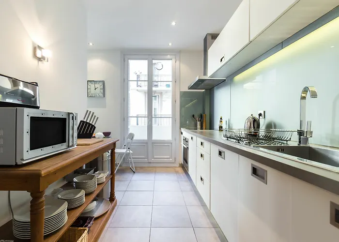 شقة Centrally Located Modern 2 Bed In With Aircon And High Ceilings And Modern Design 696