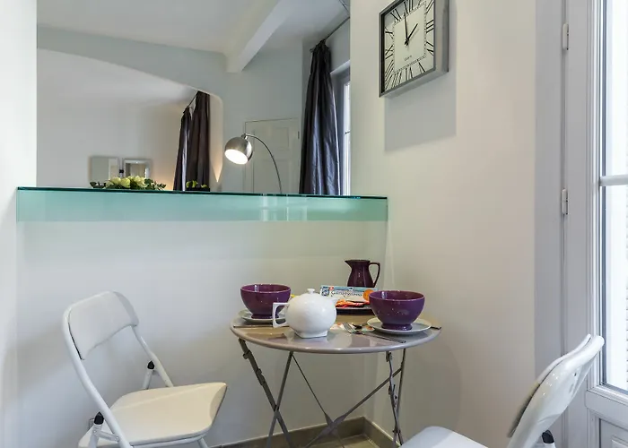 شقة Centrally Located Modern 2 Bed In With Aircon And High Ceilings And Modern Design 696