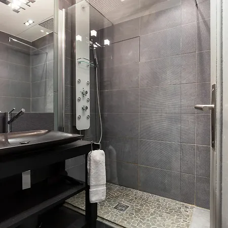 Modern: 2-bed With Aircon *