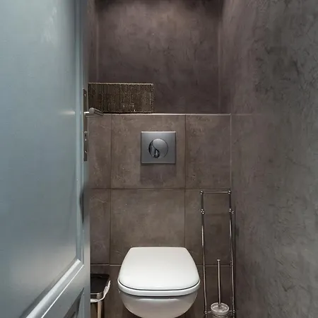 Centrally Located Modern 2 Bed In With Aircon And High Ceilings And Modern Design 696 Apartmán