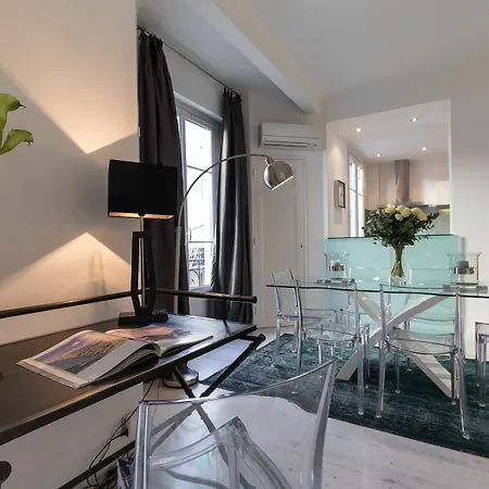Centrally Located Modern 2 Bed In With Aircon And High Ceilings And Modern Design 696 Apartmán