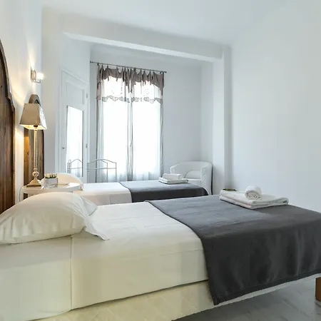 Centrally Located Modern 2 Bed In With Aircon And High Ceilings And Modern Design 696 *